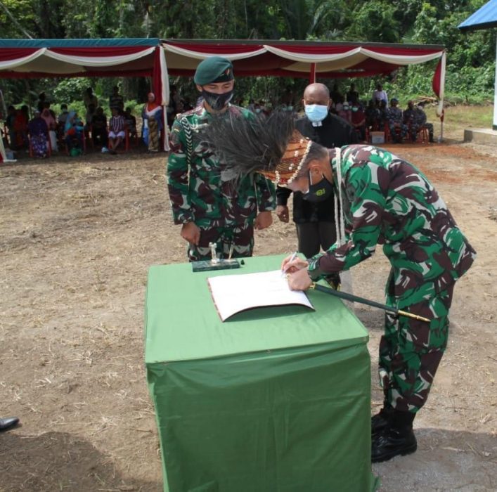 Penandatanganan Berita Acara Serah Terima Bangunan Sasaran Fisik TMMD Kodim Sarmi