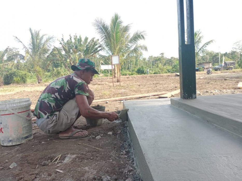 Pengacian Rabat Luar Rumah Pastori Dilaksanakan Satgas TMMD dan Warga