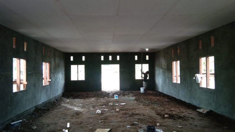 Pengecatan Plafon dan Pengerjaan Rabat di Lokasi Pembangunan Gereja TMMD