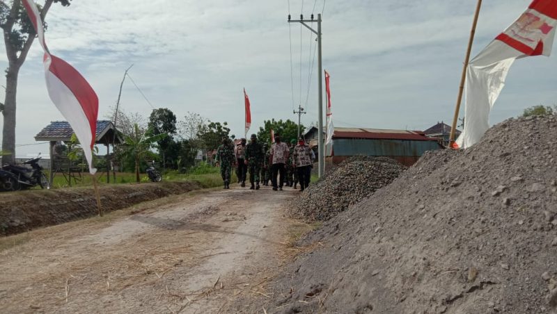 Danrem 073/Makutarama Tinjau Lokasi TMMD Pengerjaan Pengecoran Jalan