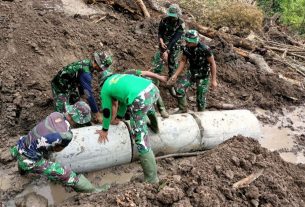 Penuh Semangat Anggota Satgas TMMD Segara Rampungkan Pemasangan Gorong-Gorong