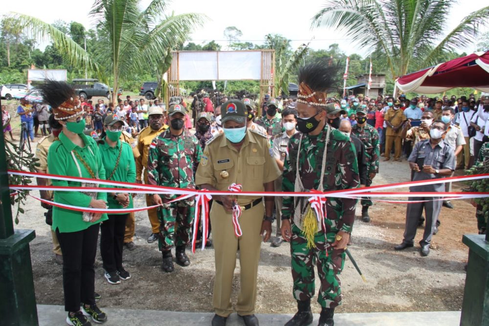 Penyerahan Kunci Gereja TMMD oleh Pangdam XVII/Cenderawasih