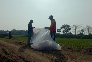 Penyiapan Plastik Untuk Alas Beton Sebelun Dikerjakan