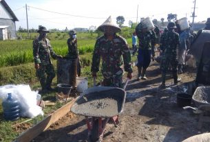 Percepat Rabat Beton, Anggota Satgas TMMD dan Warga Bergantian Melangsir Material Cor