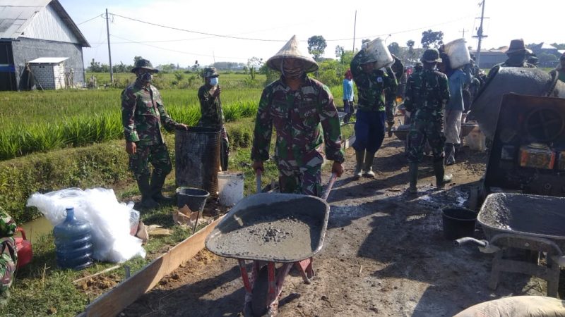 Percepat Rabat Beton, Anggota Satgas TMMD dan Warga Bergantian Melangsir Material Cor