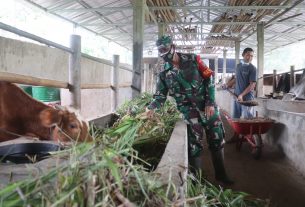 Personel Koramil 410-05/TKP Buka Lapangan Pekerjaan