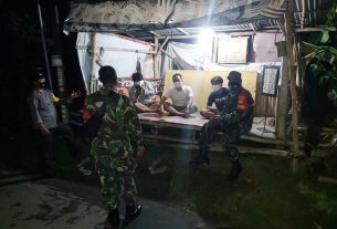 Petugas Edukasi Warga Saat Siskamling