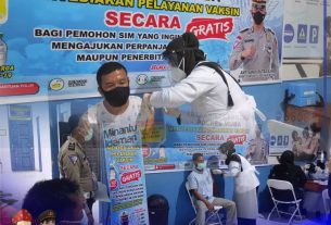 Polres Muba Berikan Vaksin Gratis Bagi Warga Yang Perpanjang dan Pembuatan SIM Baru