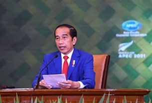 Presiden RI Joko Widodo (Jokowi) mengikuti Konferensi Tingkat Tinggi (KTT) Informal Kerja Sama Ekonomi Asia Pasifik (APEC) secara virtual dari Istana Negara, Jakarta, Jumat (16/07/2021). Pertemuan tersebut dipimpin oleh tuan rumah Perdana Menteri (PM) Selandia Baru Jacinda Ardern selaku Ketua APEC tahun ini. Menteri Luar Negeri (Menlu) RI Retno LP Marsudi yang turut mendampingi Presiden saat mengikuti pertemuan tersebut menjelaskan bahwa KTT informal ini digagas Selandia Baru untuk membahas penanganan pandemi. KTT APEC sendiri biasanya dilakukan setahun sekali di sekitar bulan November sebagai bagian dari rangkaian APEC Economic Leaders Week. “Situasi pandemi saat ini, Selandia Baru menggagas sebuah KTT tambahan khusus untuk membahas kolaborasi APEC dalam penanganan pandemi dan pemulihan ekonomi kawasan,” kata Menlu Retno dalam keterangannya usai pertemuan. Dalam KTT informal tersebut hadir juga Managing Director IMF Kristalina Georgieva dan Executive Director of Health Emergencies Programme WHO, Michael Ryan. Dalam pernyataannya, IMF dan WHO menyebut bahwa situasi dunia masih penuh dengan tantangan baik dari sisi kesehatan maupun sisi ekonomi. “Setelah tahun lalu mengalami pertumbuhan yang minus, maka proyeksi pertumbuhan dunia untuk tahun 2021 diperkirakan enam persen. Namun, pertumbuhan tersebut tentunya akan dipengaruhi situasi pandemi ke depan. Masalah akses vaksin bagi semua negara mendapatkan perhatian dari dua pembicara dan do it together serta time of solidarity ditekankan oleh kedua pembicara tersebut,” jelas Menlu. Dalam seminggu terakhir ini, jumlah kasus COVID-19 di tingkat global meningkat sekitar 15 persen. Direktur Jenderal WHO menyampaikan bahwa dunia sedang menghadapi peningkatan angka kasus dan kematian dalam empat minggu terakhir. Beberapa ekonomi APEC bahkan menghadapi kenaikan kasus lebih dari 100 persen. Menlu RI menuturkan bahwa APEC sejauh ini telah menyepakati sejumlah komitmen terkait penanganan pandemi dan percepatan pemulihan ekonomi, yaitu deklarasi untuk memfasilitasi pergerakan barang esensial di masa pandemi yang dikeluarkan pada tahun 2020. Sementara pada tahun 2021, APEC mengeluarkan pernyataan bersama untuk memfasilitasi sektor jasa yang mendukung pergerakan barang esensial dan pernyataan bersama untuk mempercepat WTO Trade Facilitation Agreement untuk mendukung kelancaran rantai pasok vaksin COVID-19 dan barang terkait lainnya. KTT APEC kali ini juga menghasilkan dokumen Pernyataan Pemimpin Ekonomi APEC: Mengatasi COVID-19 dan Mempercepat Pemulihan Ekonomi. Hal-hal penting dari dokumen tersebut antara lain kerja sama untuk mendorong akses yang berkeadilan yang merata untuk vaksin COVID-19, pentingnya pembukaan lapangan kerja baru dan pemulihan ekonomi inklusif, reformasi struktural untuk mendukung adaptasi pekerja dan sektor pelaku bisnis termasuk lewat transformasi digital, serta perdagangan, investasi, dan integrasi ekonomi kawasan untuk mendorong pemulihan ekonomi. Selain didampingi Menteri Luar Negeri, dalam pertemuan tersebut Presiden RI juga turut didampingi oleh Menteri Koordinator Bidang Perekonomian Airlangga Hartarto dan Sekretaris Kabinet Pramono Anung. (TGH/BPMI SETPRES/UN)