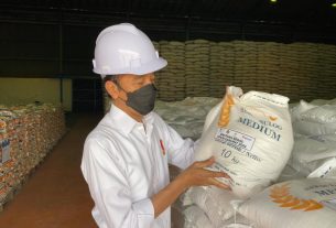 Presiden RI Joko Widodo (Jokowi) mengunjungi Kompleks Pergudangan Badan Urusan Logistik (Bulog) yang terletak di Kelapa Gading, Jakarta Utara, Rabu (21/07/2021) pagi. Peninjauan ini untuk memastikan ketersediaan bahan pangan, utamanya beras. “Saya ingin memastikan bahwa stok nasional beras itu cukup. Tadi Pak Kabulog menyampaikan bahwa stok yang ada di Bulog adalah 1.373.000 ton, artinya stok kita cukup,” ungkap Presiden usai peninjauan. Selain itu, peninjauan ini juga untuk mengecek dan mengontrol kesiapan Bulog untuk menyalurkan bantuan beras yang diberikan pemerintah kepada masyarakat untuk mengurangi dampak ekonomi dari Pemberlakukan Pembatasan Kegiatan Masyarakat (PPKM). Bantuan yang diberikan adalah berupa beras masing-masing sebanyak 10 kilogram. “Saya senang karena ternyata ini sudah berjalan sejak hari Jumat yang lalu. Jadi bukan akan, tapi sudah berjalan sejak Jumat (16/07/2021) yang lalu di Jakarta dan seluruh provinsi di negara kita. Jadi ini terus berjalan, sudah dimulai, dan akan terus berjalan,” kata Kepala Negara. Presiden mengharapkan, bantuan beras beserta program perlindungan sosial lainnya yang disiapkan pemerintah ini dapat membantu masyarakat dalam masa PPKM. “Kita harapkan dengan bantuan beras ini bisa membantu rakyat, karena kita dalam penerapan PPKM. Tapi selain beras ini, kan juga ada subsidi listrik, Bantuan Sosial Tunai, kemudian BLT (Bantuan Langsung Tunai) Desa, kemudian juga subsidi untuk internet, PKH (Program Keluarga Harapan), dan lain-lainnya,” pungkasnya. Untuk diketahui, dalam kunjungan tersebut, Presiden tiba sekitar pukul 09.00 WIB dan langsung meninjau gudang beras selama sekitar 30 menit. Kepala Negara tampak didampingi oleh Direktur Utama Perum Bulog Budi Waseso. (TGH/UN)