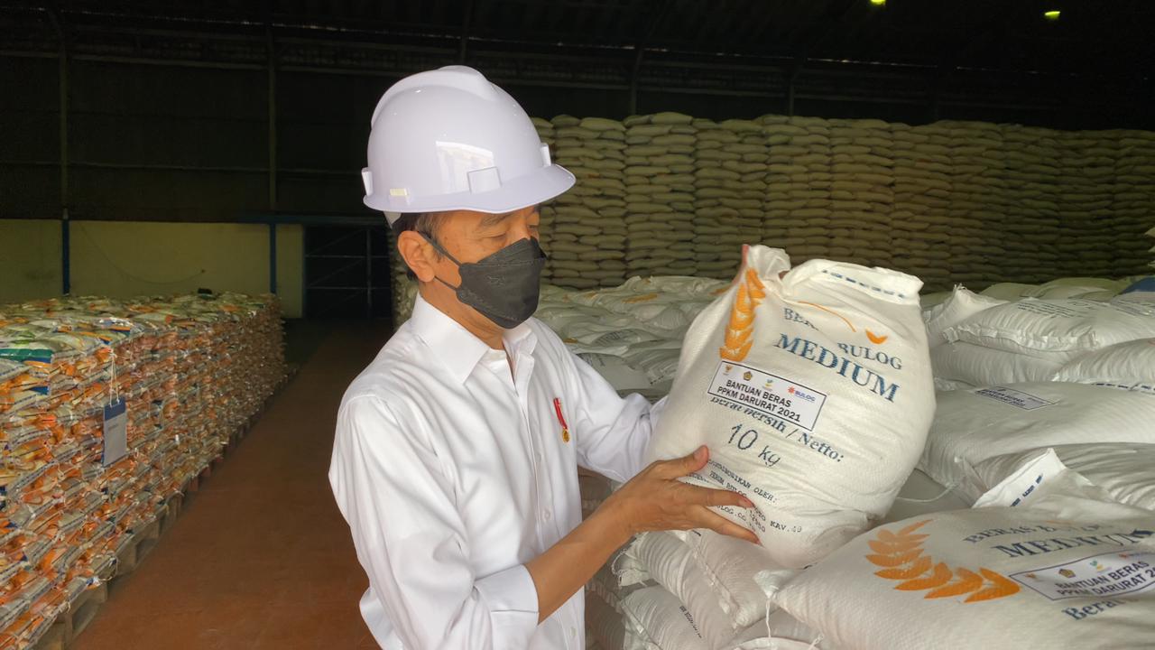 Presiden RI Joko Widodo (Jokowi) mengunjungi Kompleks Pergudangan Badan Urusan Logistik (Bulog) yang terletak di Kelapa Gading, Jakarta Utara, Rabu (21/07/2021) pagi. Peninjauan ini untuk memastikan ketersediaan bahan pangan, utamanya beras. “Saya ingin memastikan bahwa stok nasional beras itu cukup. Tadi Pak Kabulog menyampaikan bahwa stok yang ada di Bulog adalah 1.373.000 ton, artinya stok kita cukup,” ungkap Presiden usai peninjauan. Selain itu, peninjauan ini juga untuk mengecek dan mengontrol kesiapan Bulog untuk menyalurkan bantuan beras yang diberikan pemerintah kepada masyarakat untuk mengurangi dampak ekonomi dari Pemberlakukan Pembatasan Kegiatan Masyarakat (PPKM). Bantuan yang diberikan adalah berupa beras masing-masing sebanyak 10 kilogram. “Saya senang karena ternyata ini sudah berjalan sejak hari Jumat yang lalu. Jadi bukan akan, tapi sudah berjalan sejak Jumat (16/07/2021) yang lalu di Jakarta dan seluruh provinsi di negara kita. Jadi ini terus berjalan, sudah dimulai, dan akan terus berjalan,” kata Kepala Negara. Presiden mengharapkan, bantuan beras beserta program perlindungan sosial lainnya yang disiapkan pemerintah ini dapat membantu masyarakat dalam masa PPKM. “Kita harapkan dengan bantuan beras ini bisa membantu rakyat, karena kita dalam penerapan PPKM. Tapi selain beras ini, kan juga ada subsidi listrik, Bantuan Sosial Tunai, kemudian BLT (Bantuan Langsung Tunai) Desa, kemudian juga subsidi untuk internet, PKH (Program Keluarga Harapan), dan lain-lainnya,” pungkasnya. Untuk diketahui, dalam kunjungan tersebut, Presiden tiba sekitar pukul 09.00 WIB dan langsung meninjau gudang beras selama sekitar 30 menit. Kepala Negara tampak didampingi oleh Direktur Utama Perum Bulog Budi Waseso. (TGH/UN)