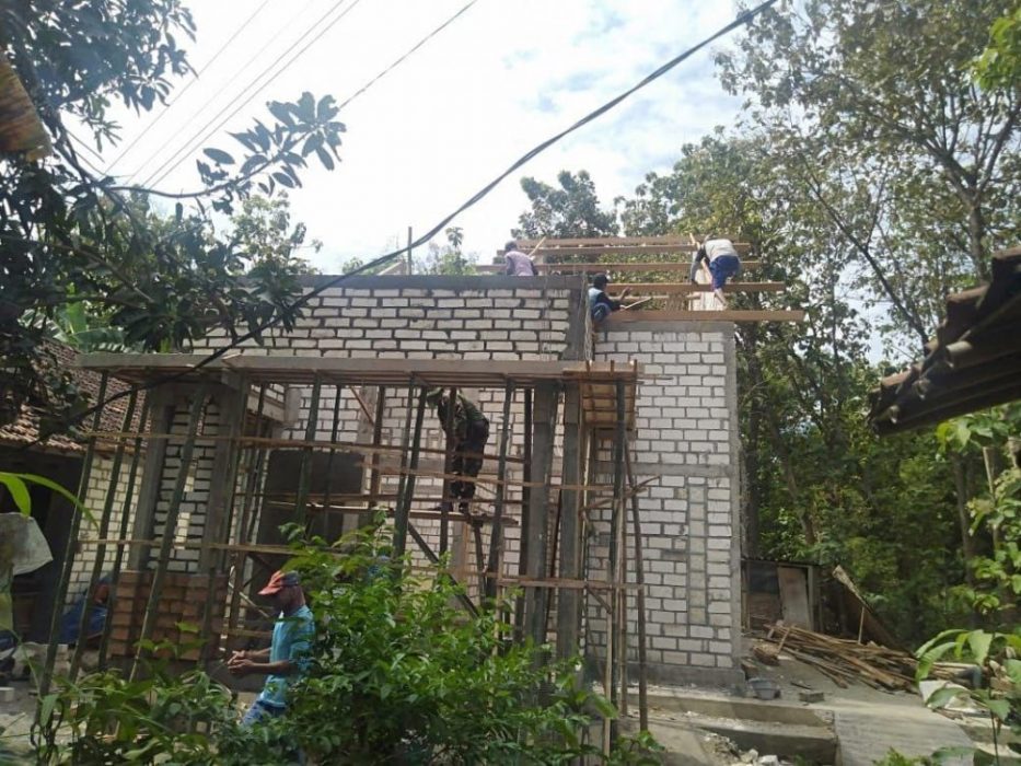 Program RTLH Satgas TMMD Pasang Usuk Reng
