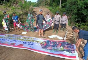 Proses Pemasangan Baleho Di Lokasi TMMD Ke 111 Kodim 1407/Bone