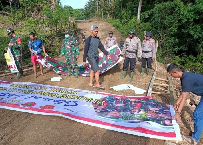 Proses Pemasangan Baleho Di Lokasi TMMD Ke 111 Kodim 1407/Bone