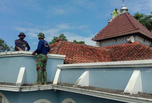 Sasaran Fisik TMMD Reguler 111 Rehab Masjid "Baitul Muttaqin" Tahap Pengecatan Atap Genteng