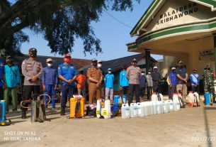 Satgas Penanganan Covid-19 dan PPKM Bandar Sribhawono Semprotkan Disinfektan