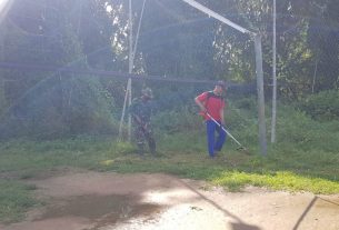 Satgas TMMD Bantu Karang Taruna Bersihkan Lapangan Voly Desa Tamansari