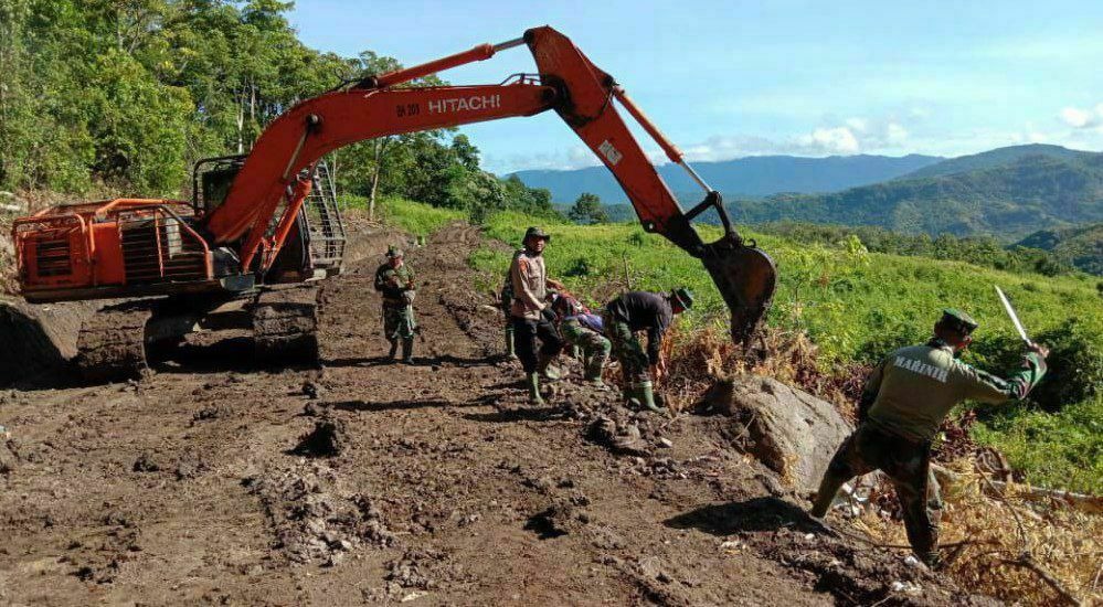 Satgas TMMD Gunakan Excavator Gali Batu