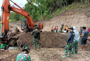 Satgas TMMD Ke -111 Kodim 1407/Bone Gunakan Excavator Dalam Pemasangan Gorong-gorong