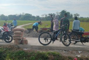 Satgas TMMD Kebut Pembuatan Tugu Prasati Bersama Warga Setempat