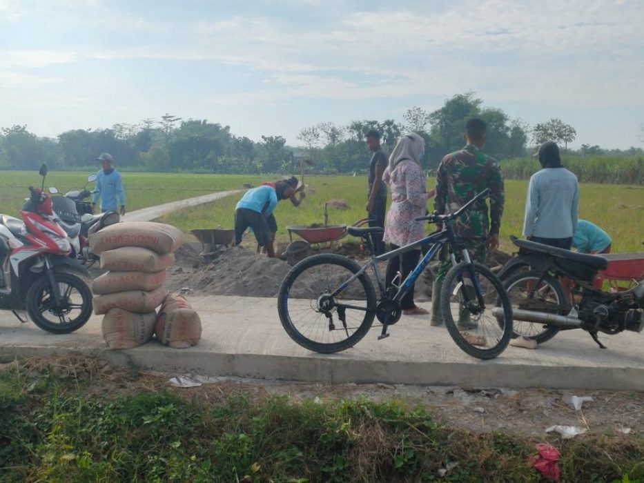 Satgas TMMD Kebut Pembuatan Tugu Prasati Bersama Warga Setempat