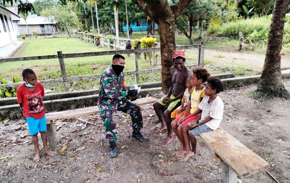 Satgas TMMD Kodim Sarmi Ajak Anak-anak Terus Rajin Belajar