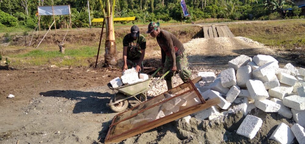 Satgas TMMD Kodim Sarmi Angkat Batu Tela Bersama-sama