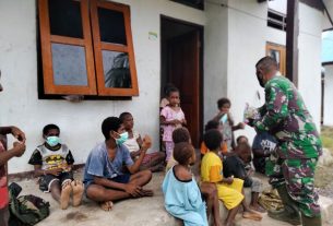 Satgas TMMD Kodim Sarmi Bagikan Masker kepada Anak-anak Kp. Dorba