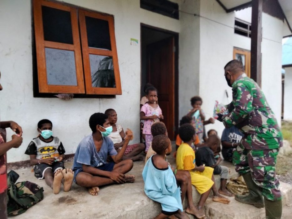 Satgas TMMD Kodim Sarmi Bagikan Masker kepada Anak-anak Kp. Dorba