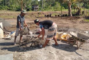 Satgas TMMD Kodim Sarmi Bersama Warga Campur Semen dan Pasir secara Manual