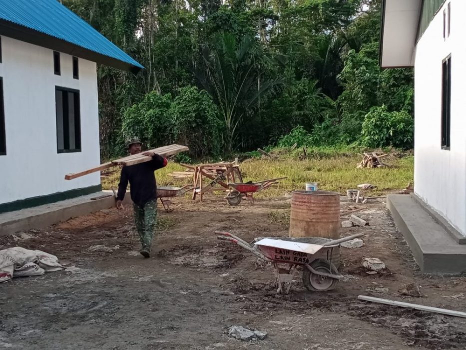 Satgas TMMD Kodim Sarmi Laksanakan Pembersihan Bangunan Gereja