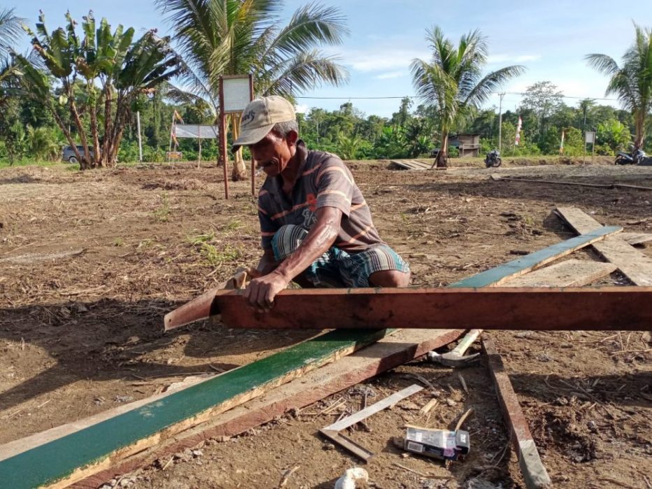 Satgas TMMD Kodim Sarmi Laksanakan Pemotongan Papan Lisplang