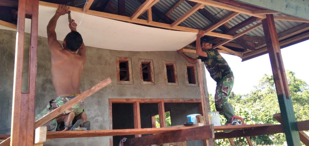 Satgas TMMD Kodim Sarmi Pasang Plafon Teras Depan Rumah Pastori