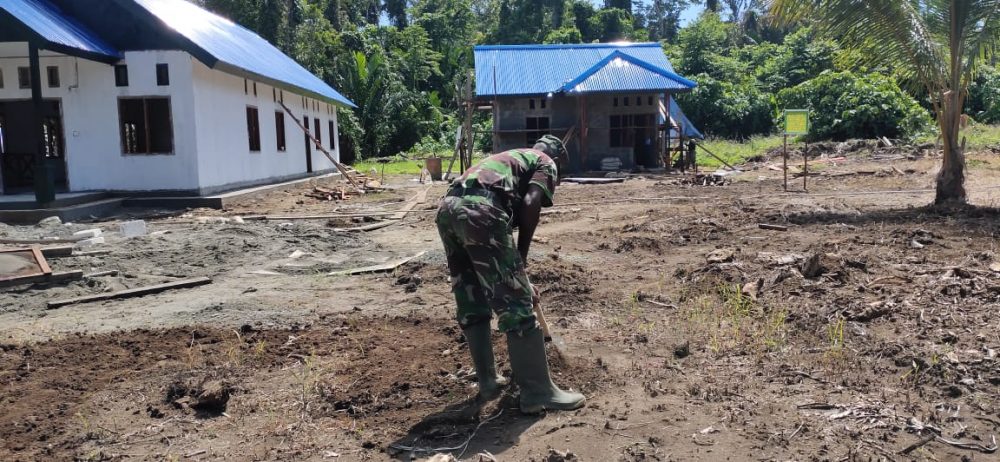 Satgas TMMD Kodim Sarmi Tak Peduli Cuaca yang Menghantam