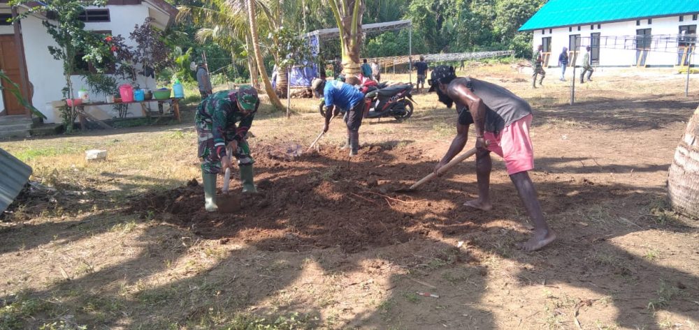 Satgas TMMD Kodim Sarmi dan Warga Sibuk Persiapkan Acara Penutupan TMMD