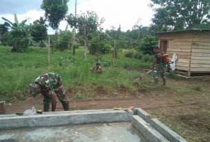 Satgas TMMD Laksanakan Pembersihan dan Pembabatan Rumput di Sekitar Kompleks Perumahan Warga