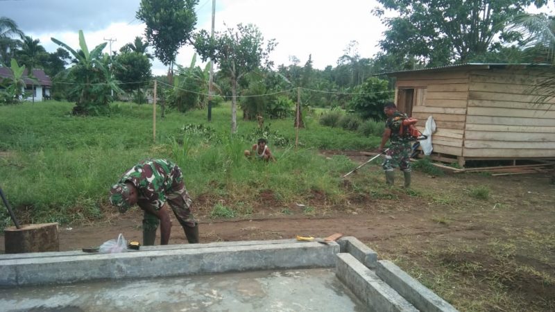 Satgas TMMD Laksanakan Pembersihan dan Pembabatan Rumput di Sekitar Kompleks Perumahan Warga