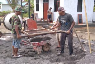 Satgas TMMD Mengayak Pasir untuk Mengaci Lantai Balai Kampung