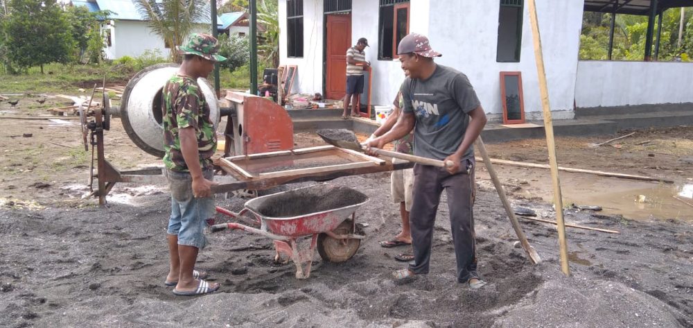 Satgas TMMD Mengayak Pasir untuk Mengaci Lantai Balai Kampung