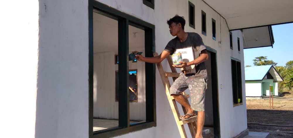 Satgas TMMD Naiki Tangga Kayu dengan Tangkas dan Semangat