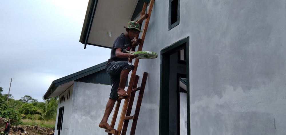 Satgas TMMD Naiki Tangga Lakukan Pengecatan