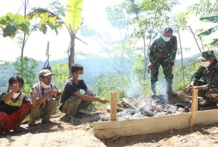 Satgas TMMD Reg 111 Bersama Warga Bakar Ketela Pohon
