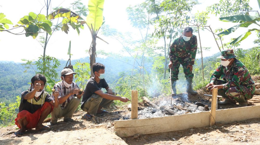 Satgas TMMD Reg 111 Bersama Warga Bakar Ketela Pohon