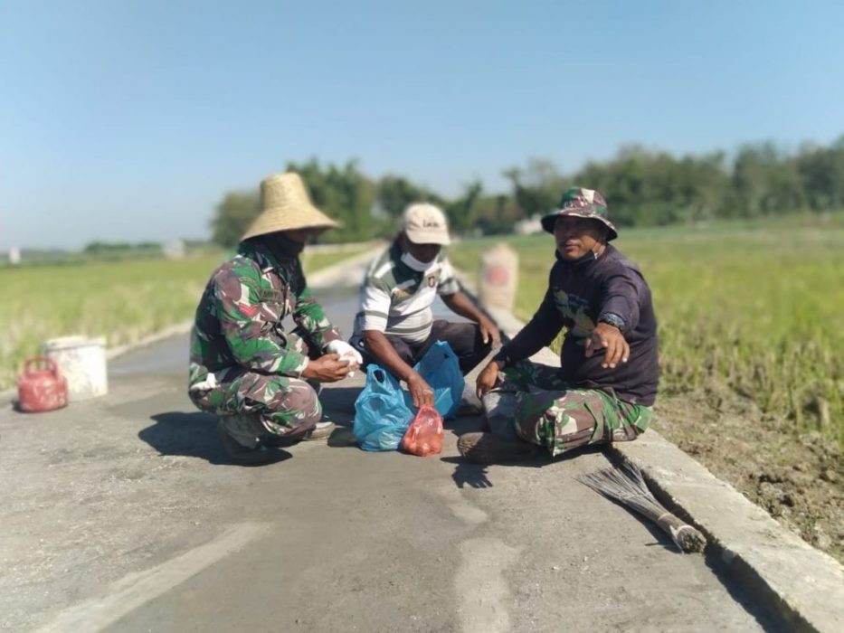 Satgas TMMD Sambil Menikmati Jajanan Sambil Berjemur