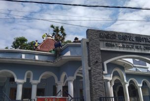 Satgas TMMD dan Warga Perbaiki Atap Masjid Baitul Mustaqim