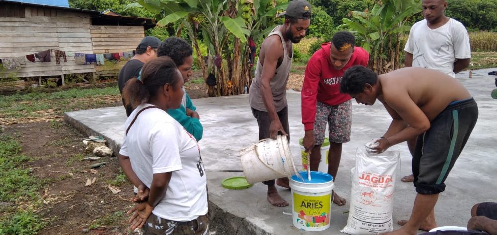 Satgas TMMD dan Warga Kp. Dorba Persiapan Pengecatan Lapangan Voli