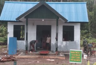 Satgas TMMD dan Warga Pasang Plafon Bangunan Rumah Pastori