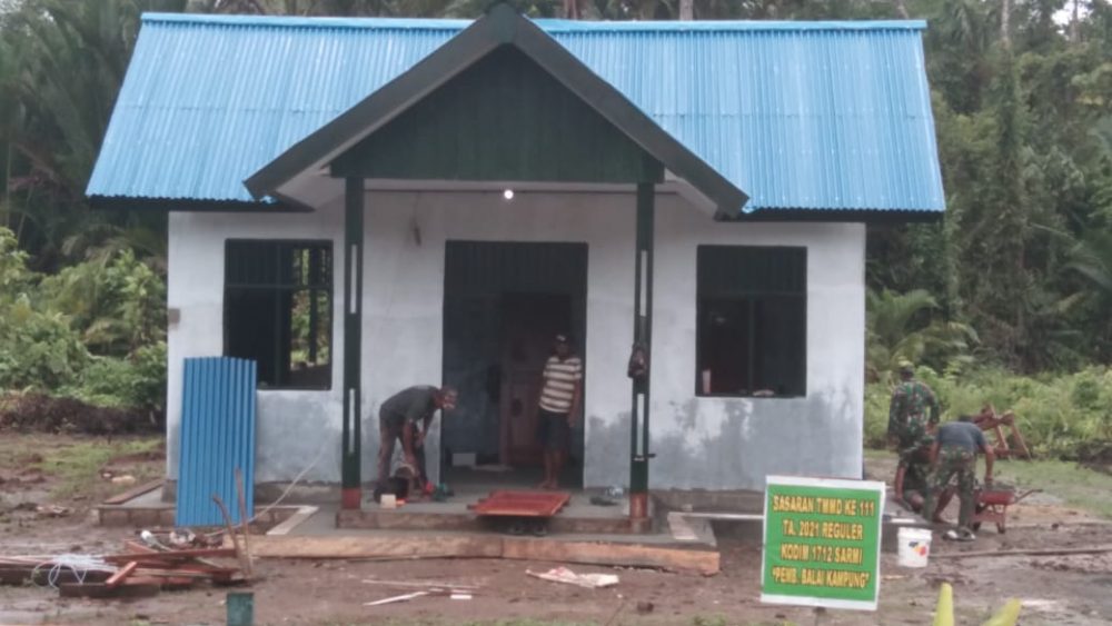 Satgas TMMD dan Warga Pasang Plafon Bangunan Rumah Pastori