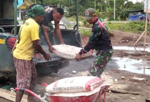 Satgas TMMD dan Warga Turunkan Bahan Bangunan