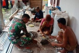 Satgas TMMD ke 111 kodim 1407 bone Luangkan Waktu Untuk Komsos Dengan Warga